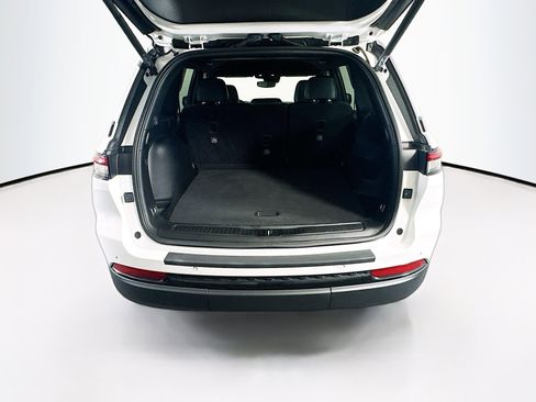 Used 2024 Jeep Grand Cherokee Altitude image 30