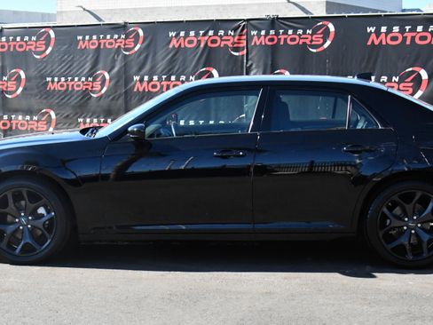 Used 2022 Chrysler 300 Touring w/ Sport Appearance Package image 4