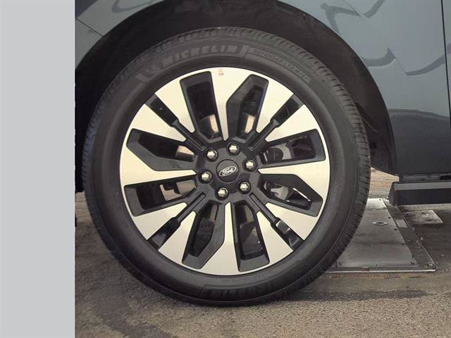 Used 2025 Ford Expedition Platinum w/ Driver's Package AWD/4WD image 9
