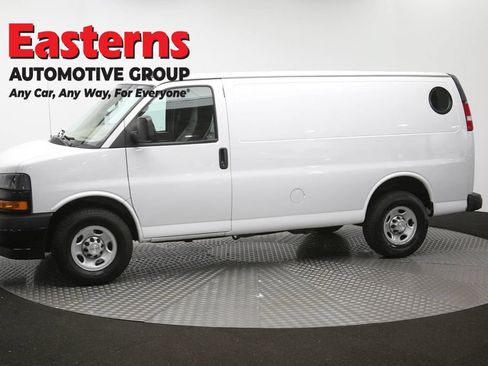 Used 2021 Chevrolet Express 3500 w/ Driver Convenience Package RWD image 54