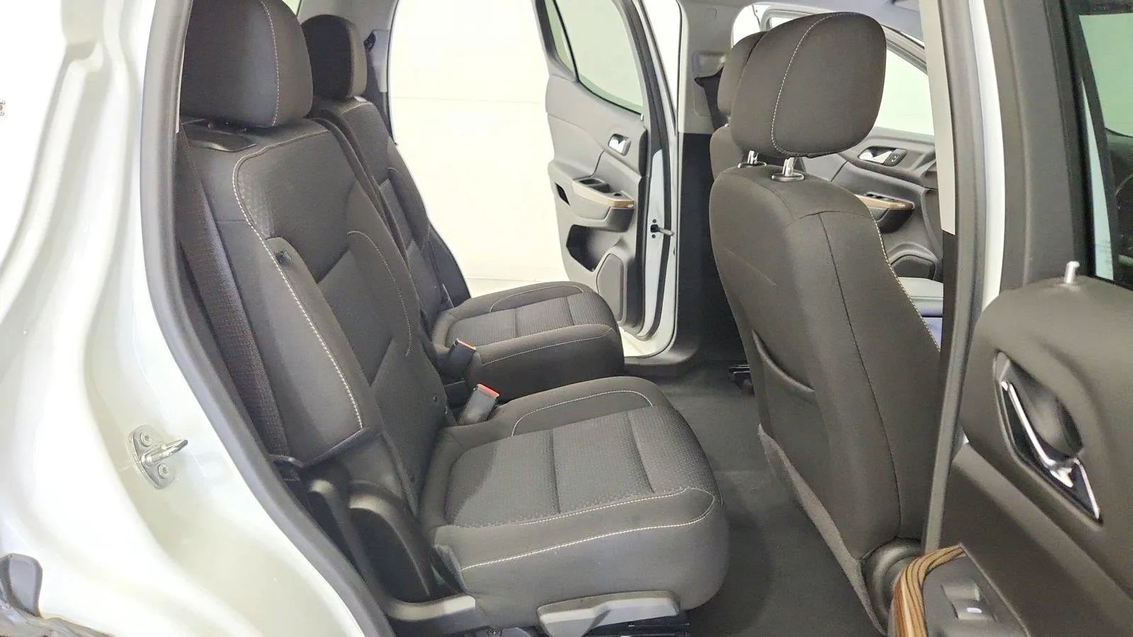 Used 2022 GMC Acadia SLE FWD image 30