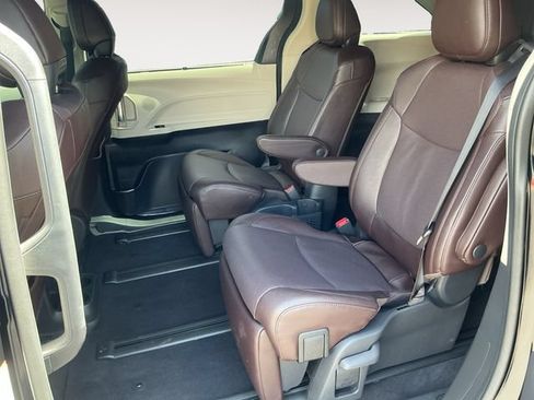 Used 2023 Toyota Sienna Platinum FWD image 13