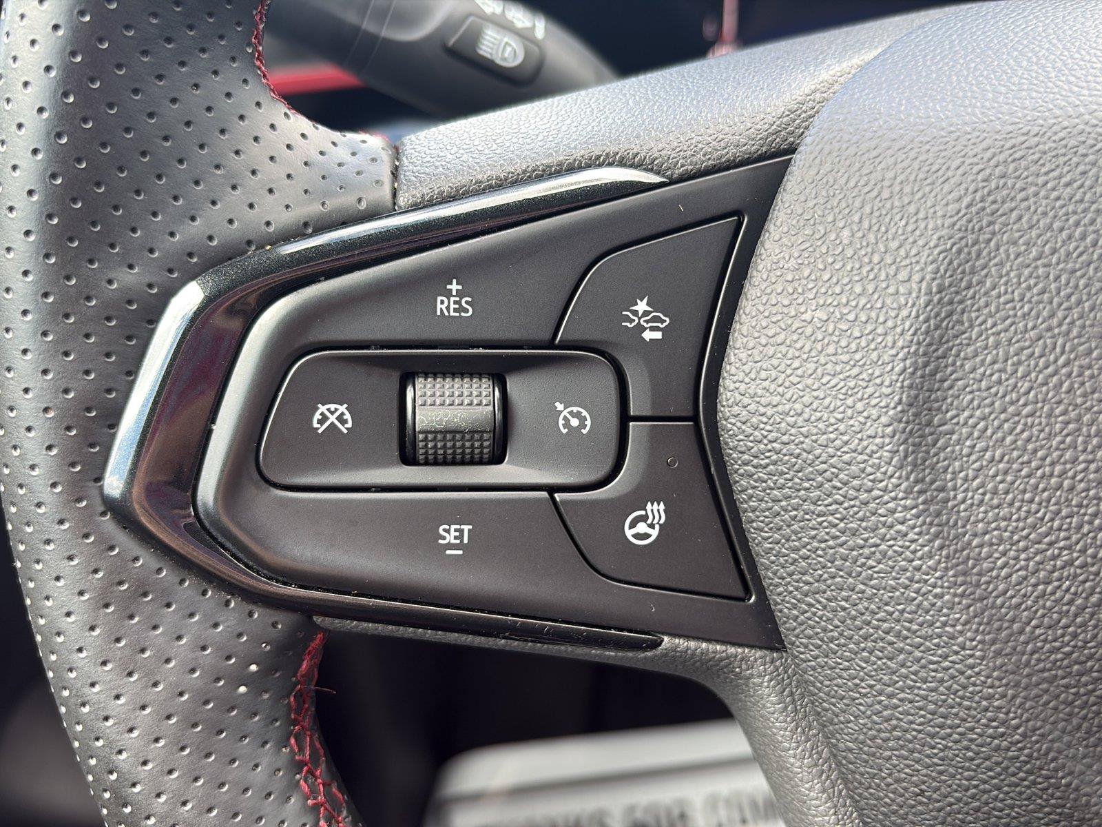 Used 2025 Chevrolet Trax RS FWD image 31