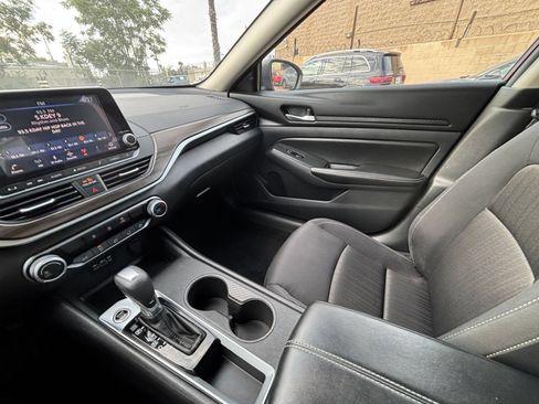 Used 2025 Nissan Altima 2.5 SV FWD image 36