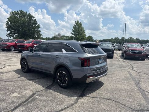 Used 2025 Kia Sorento S w/ Panoramic Sunroof Package FWD image 6