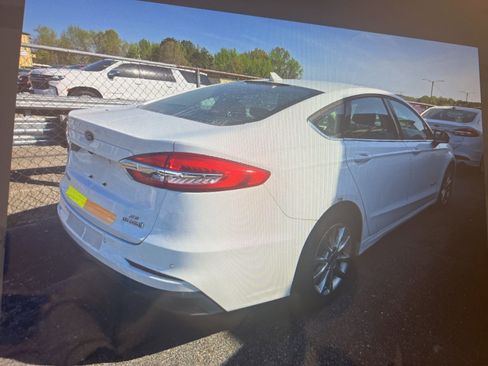 Used 2019 Ford Fusion SE image 2