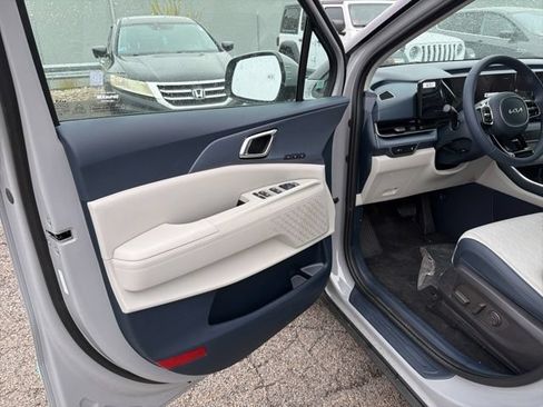 New 2026 Kia Carnival EX FWD image 10