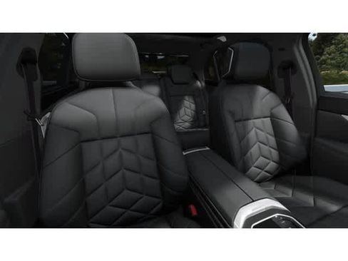 New 2025 BMW i7 xDrive60 image 12