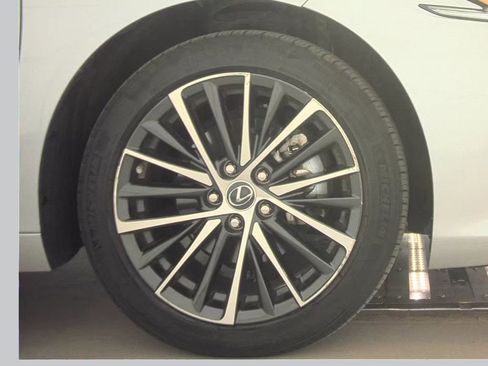 Used 2024 Lexus ES 350 w/ Premium Package image 11