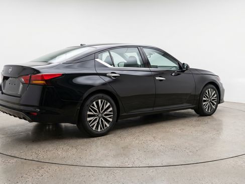 Used 2025 Nissan Altima 2.5 SV FWD image 9