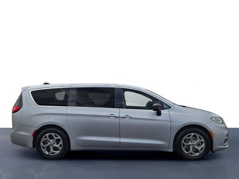 Used 2024 Chrysler Pacifica Limited FWD image 6