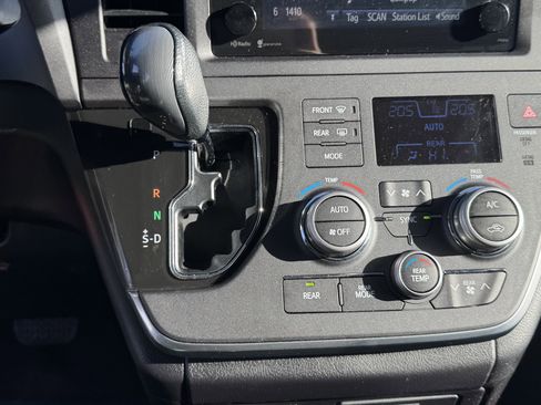 Used 2015 Toyota Sienna SE image 25