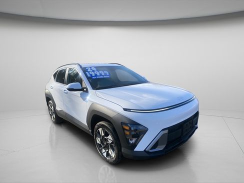 Used 2024 Hyundai Kona SEL image 3