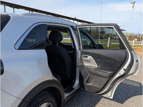 Used 2020 Kia Niro LX image 12