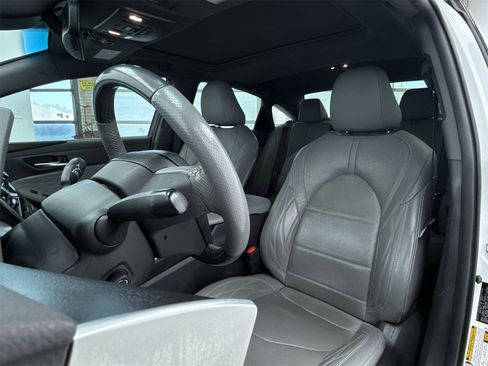 Used 2020 Toyota Avalon Limited image 10