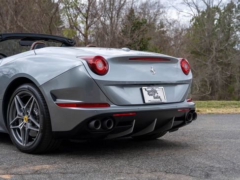 Used 2017 Ferrari California T RWD image 22