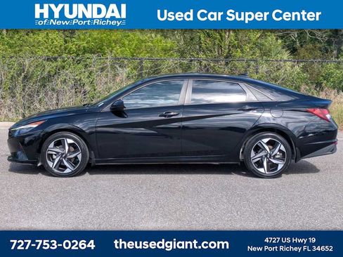 Used 2023 Hyundai Elantra SEL w/ Convenience Package FWD image 2