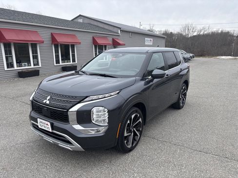 Used 2024 Mitsubishi Outlander SE image 4