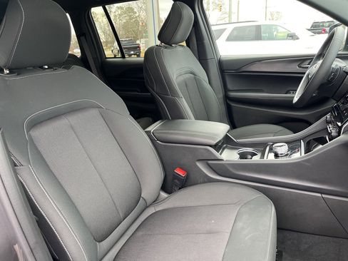 Used 2025 Jeep Grand Cherokee Laredo X image 15