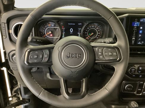 Used 2025 Jeep Gladiator Sport w/ Premium Package AWD/4WD image 13