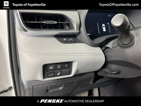 Used 2023 Toyota Highlander Platinum FWD image 28