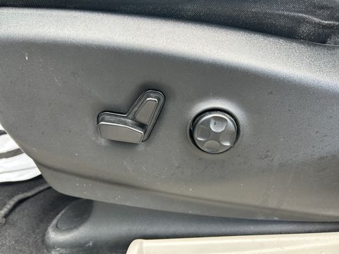 Used 2023 Chrysler Pacifica Touring-L FWD image 18