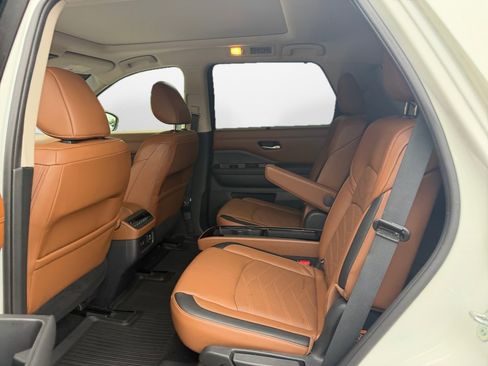 Certified 2024 Nissan Pathfinder Platinum FWD image 16