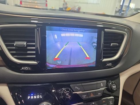 Used 2017 Chrysler Pacifica Touring FWD image 12