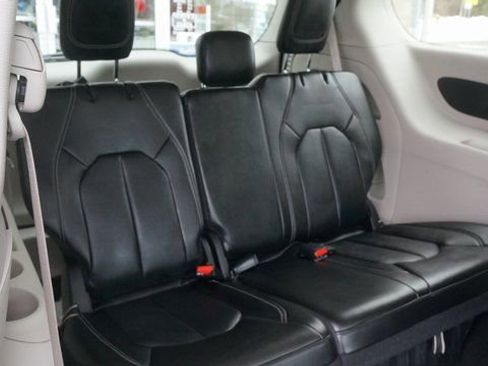 Used 2024 Chrysler Pacifica Touring-L image 50