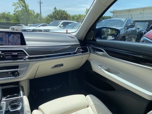 Used 2021 BMW 745e xDrive w/ Premium Package AWD/4WD image 4