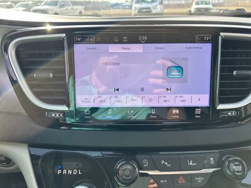 Used 2023 Chrysler Pacifica Touring-L image 27