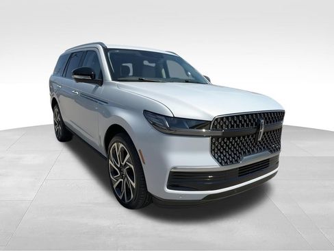 New 2026 Lincoln Navigator Reserve AWD/4WD image 3