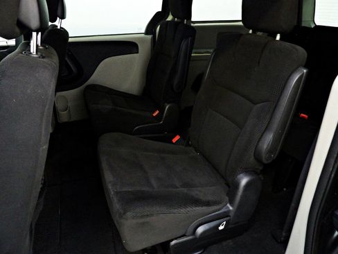 Used 2016 Dodge Grand Caravan SE FWD image 11