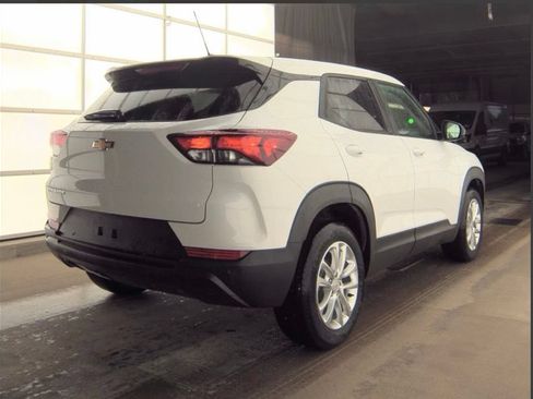Used 2025 Chevrolet TrailBlazer LS w/ LS Convenience Package FWD image 3