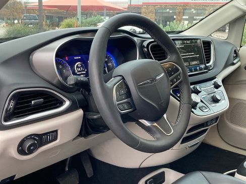 Used 2024 Chrysler Pacifica Touring-L image 9