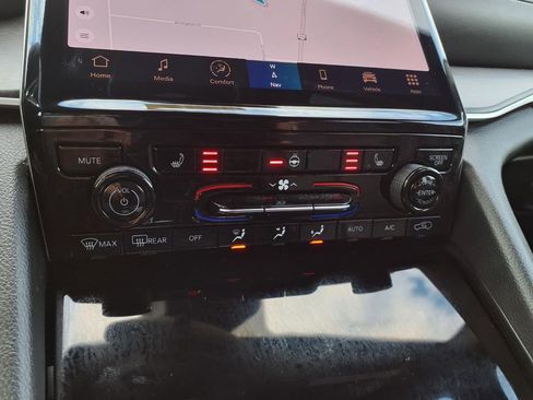 Used 2025 Jeep Grand Cherokee Limited w/ Black Appearance Package image 11