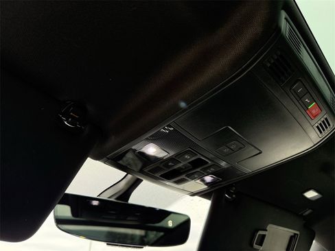 Used 2021 Volkswagen Tiguan SE R-Line image 31