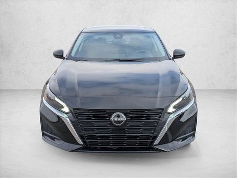 Used 2024 Nissan Altima 2.5 SV image 2