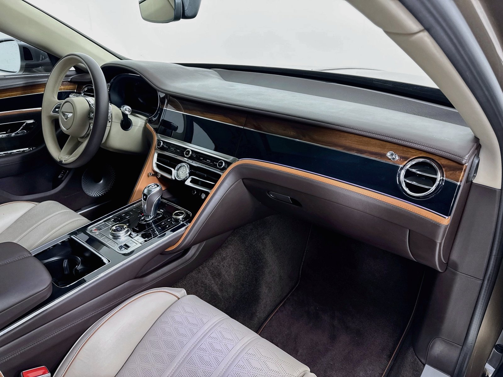 Certified 2025 Bentley Flying Spur Plug-In Hybrid AWD/4WD image 2
