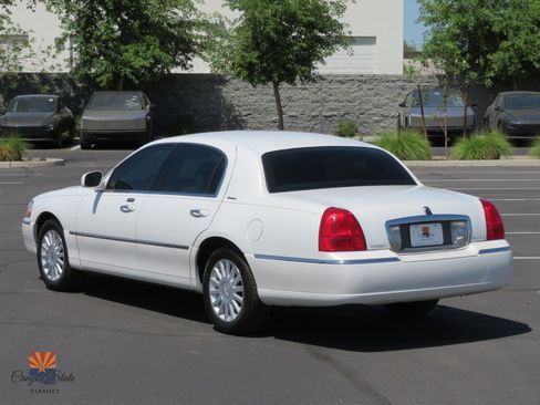 Used 2003 Lincoln Town Car Executive image 11