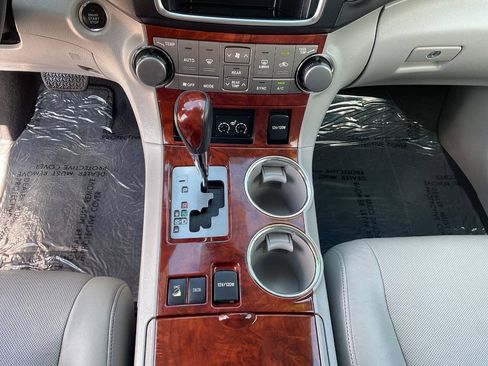 Used 2013 Toyota Highlander Limited AWD/4WD image 25