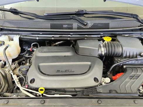 Used 2024 Chrysler Pacifica Touring-L FWD image 39