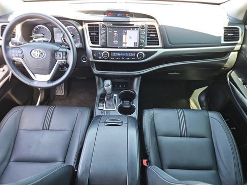 Used 2018 Toyota Highlander SE w/ Carpet Mat Package (TMS) AWD/4WD image 25