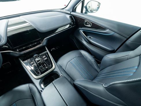 Used 2025 Aston Martin DBX 707 image 27