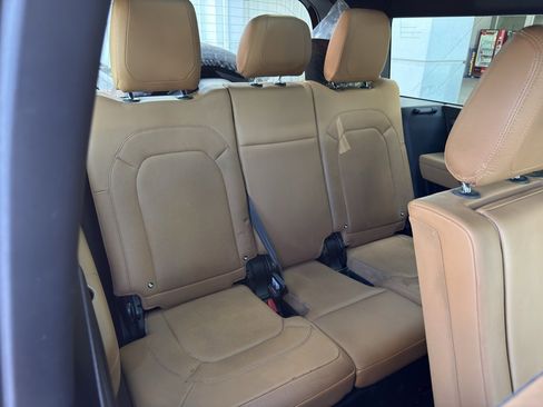 Used 2023 Land Rover Defender 130 SE image 33