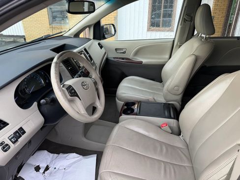 Used 2013 Toyota Sienna XLE w/ Entertainment Pkg FWD image 12