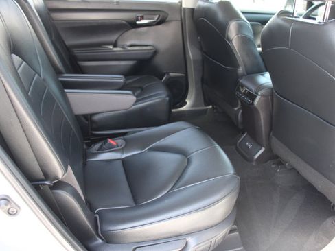 Used 2023 Toyota Highlander XLE FWD image 19