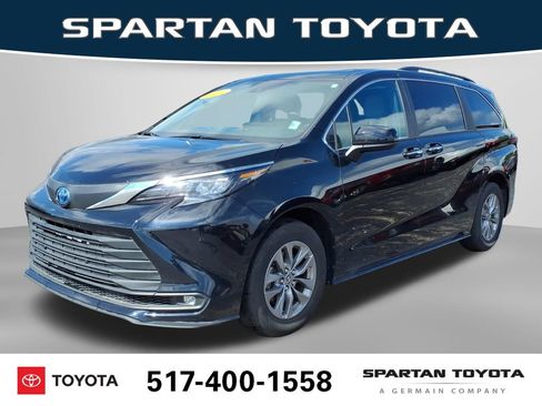 Used 2025 Toyota Sienna XLE FWD image 1