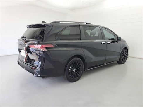 Used 2025 Toyota Sienna XSE image 5