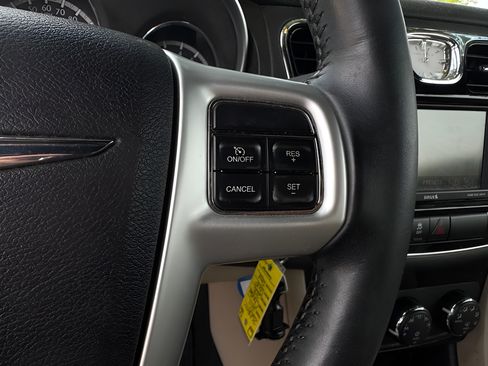 Used 2011 Chrysler 200 Touring FWD image 20